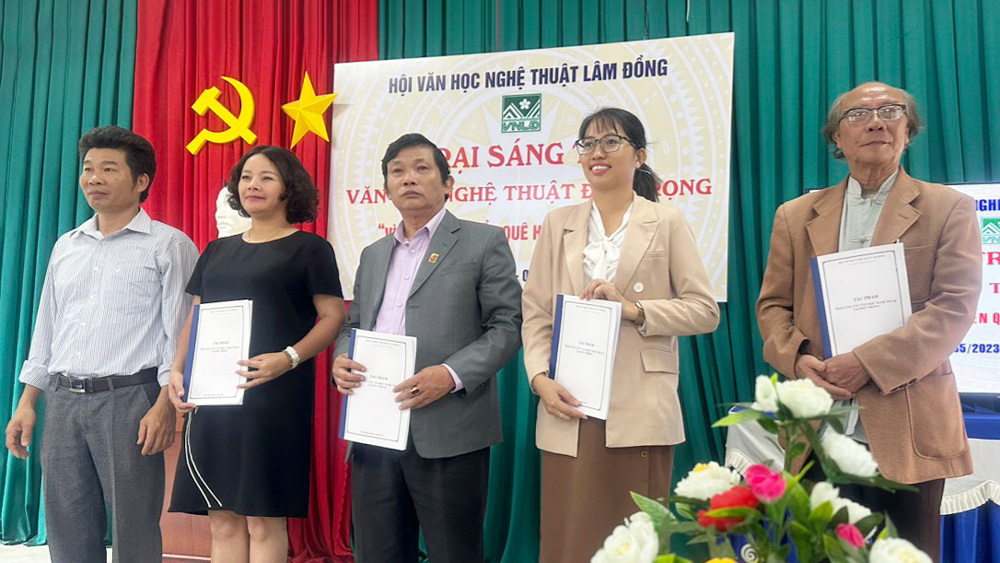 42 tác phẩm văn học nghệ thuật Vì quê hương giàu - đẹp