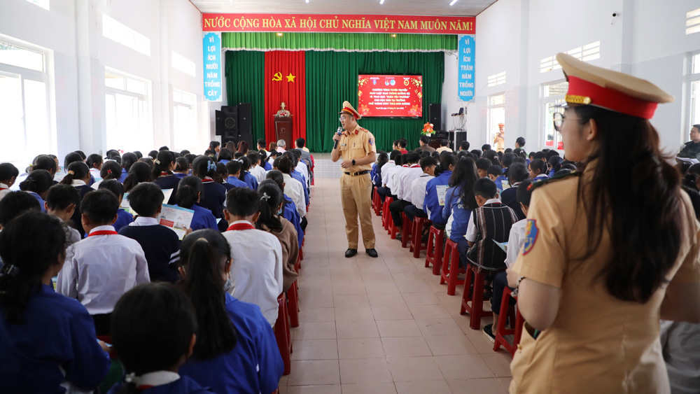 Chủ tịch UBND tỉnh chỉ đạo tăng cường công tác bảo đảm ATGT cho học sinh