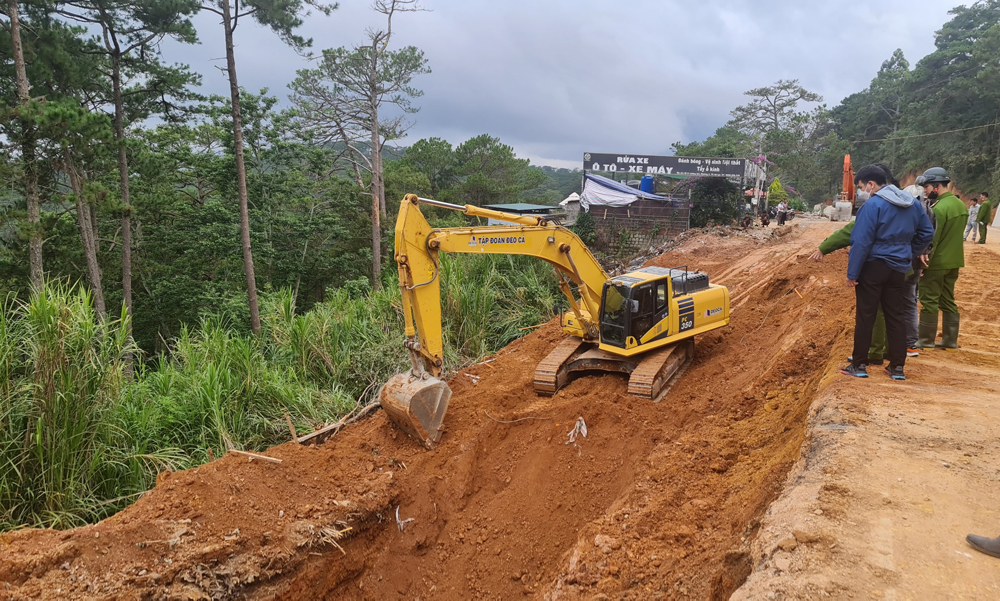 Tai nạn lao động trên đèo Prenn Đà Lạt, 2 người thương vong