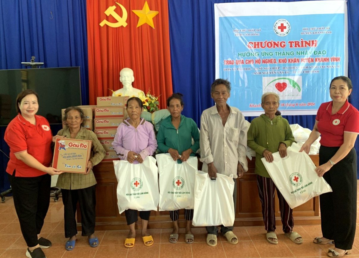 Hội Chữ thập đỏ Lâm Đồng trao tặng 165 phần quà cho hộ nghèo, khó khăn tại huyện Khánh Vĩnh, tỉnh Khánh Hòa