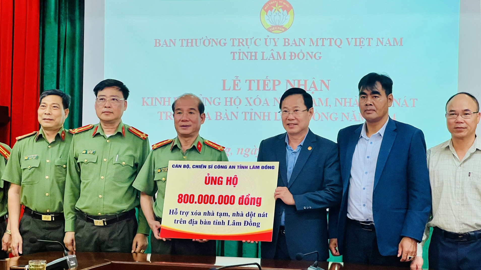 Công an tỉnh ủng hộ 800 triệu đồng xoá nhà tạm, nhà dột nát