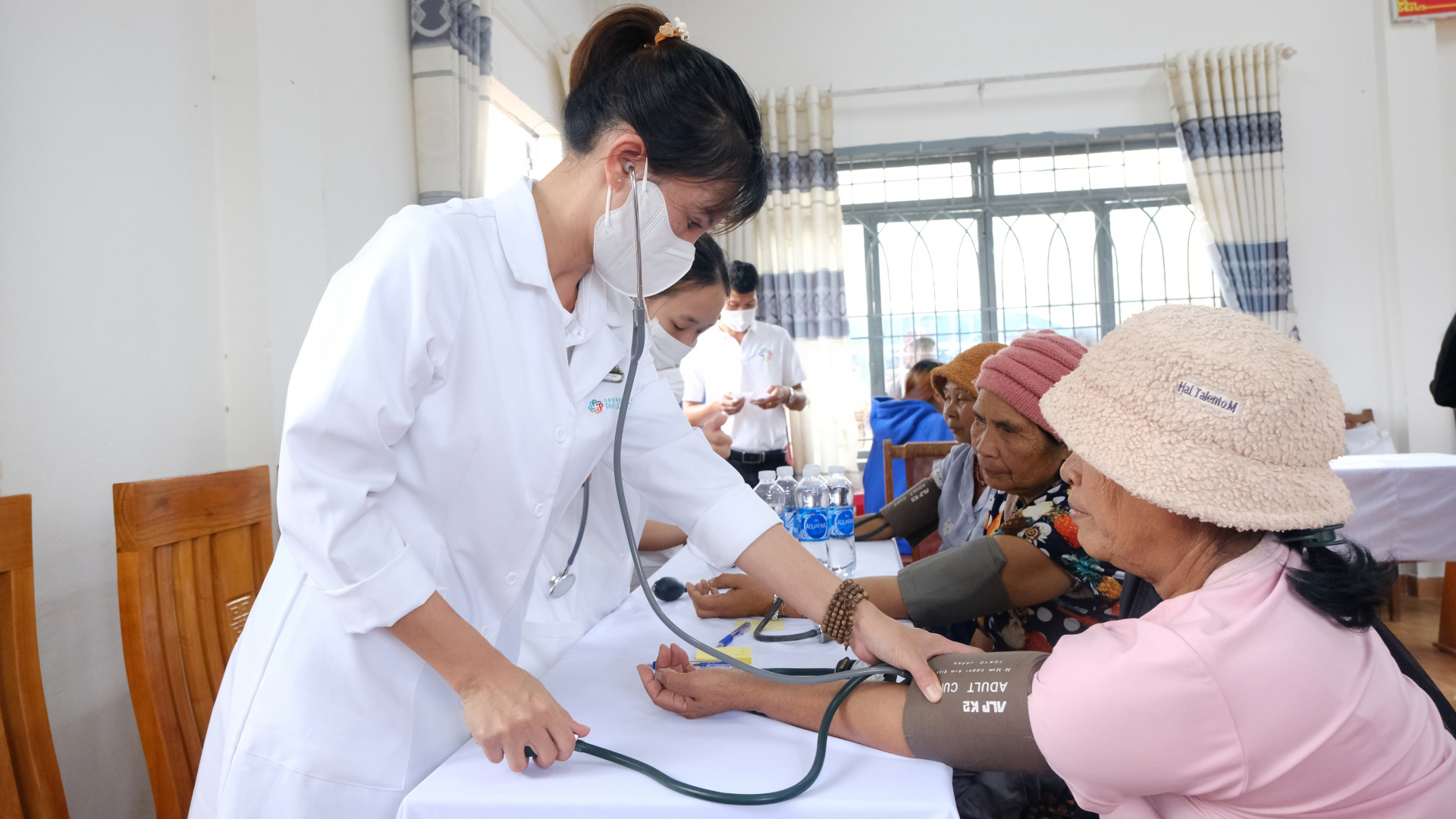Khám bệnh, phát thuốc cho người dân vùng sâu