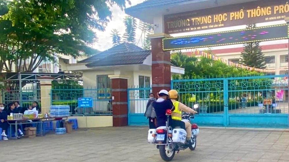 Cảnh sát Giao thông dùng xe đặc chủng chở thí sinh đi muộn đến kịp giờ thi