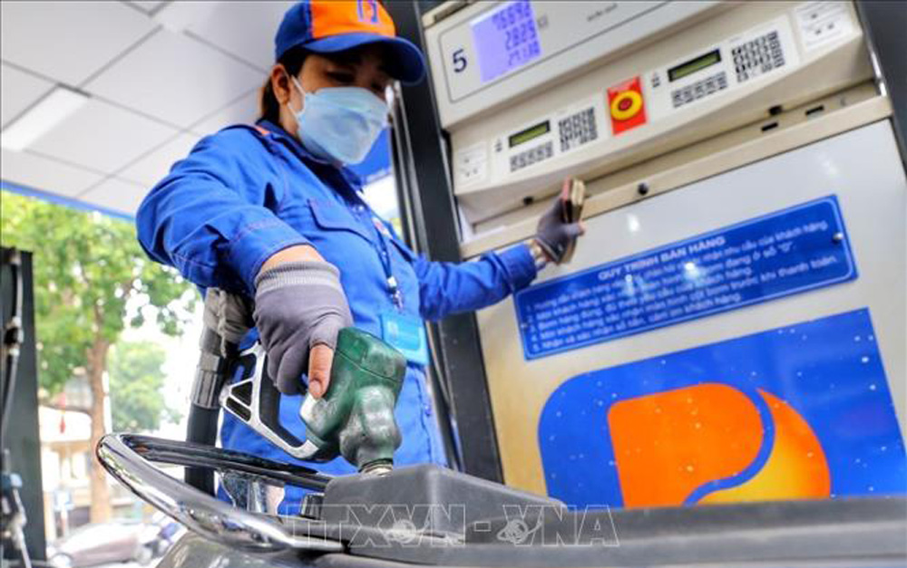 Giá xăng tăng, RON 95 vượt 22.200 đồng/lít