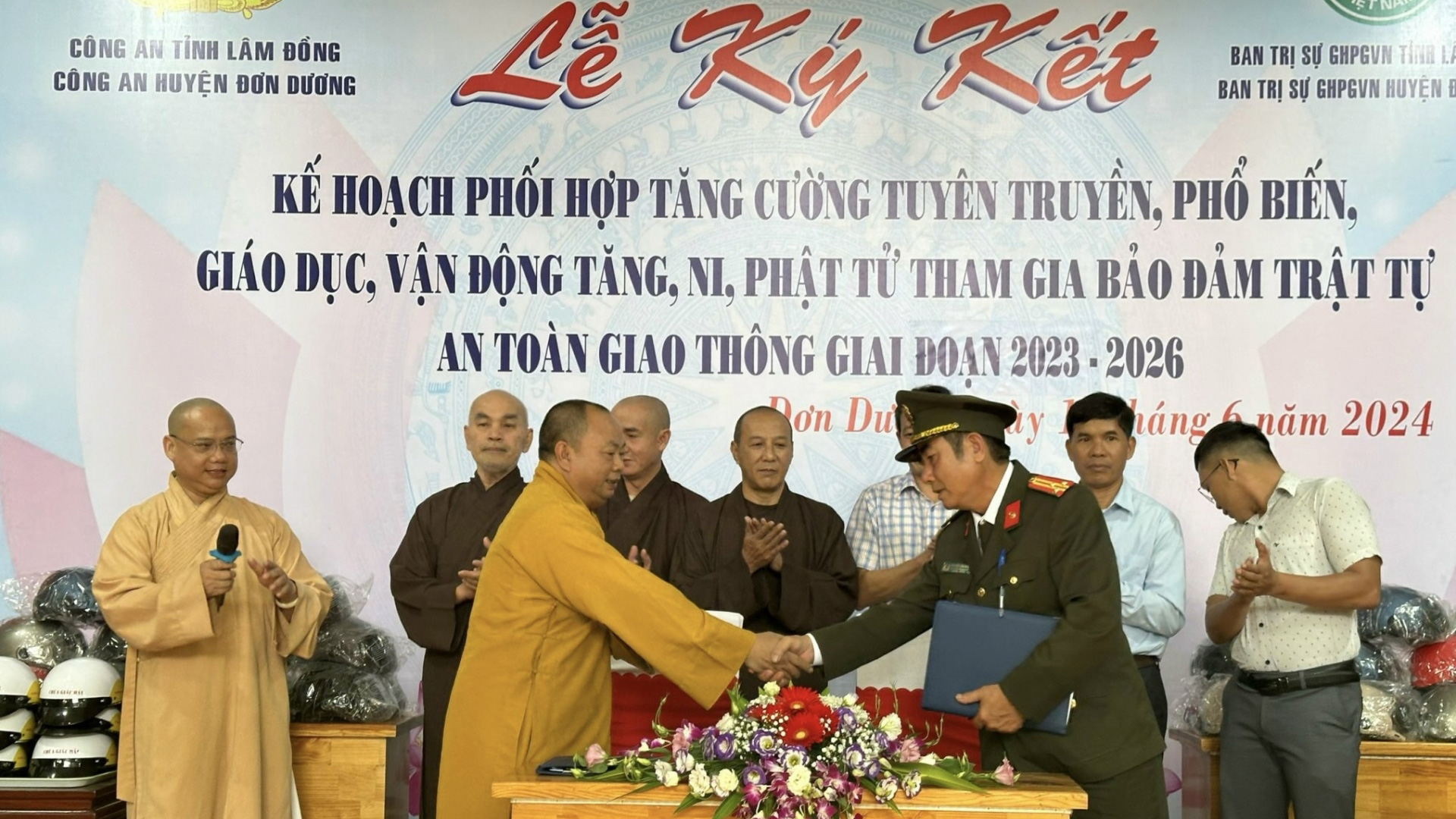 Đơn Dương: Ký kết phối hợp tuyên truyền, vận động tăng, ni, phật tử tham gia bảo đảm trật tự, an toàn giao thông