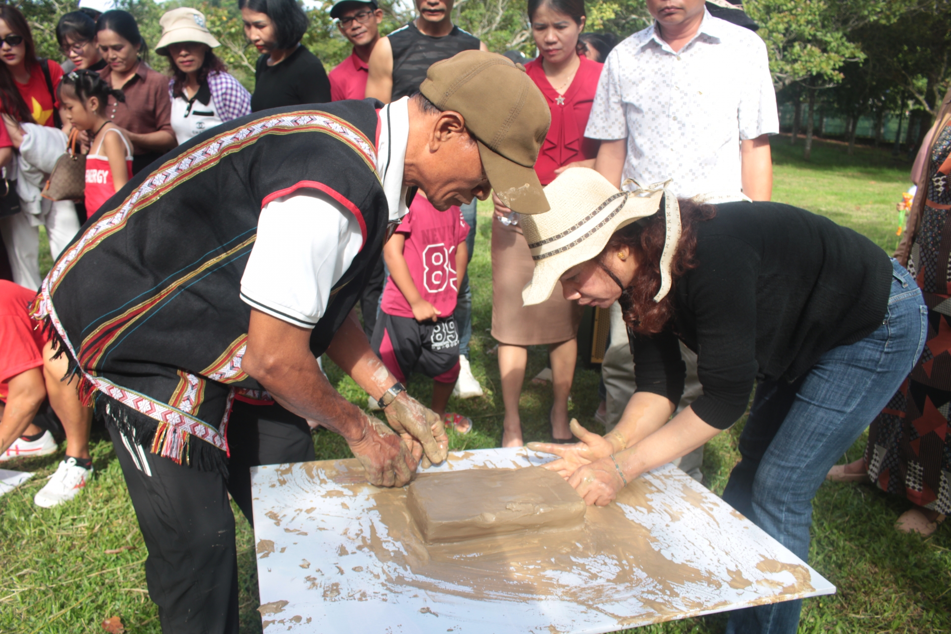 Sôi nổi Hội thi thể thao, trò chơi dân gian “Gia đình vui khỏe”