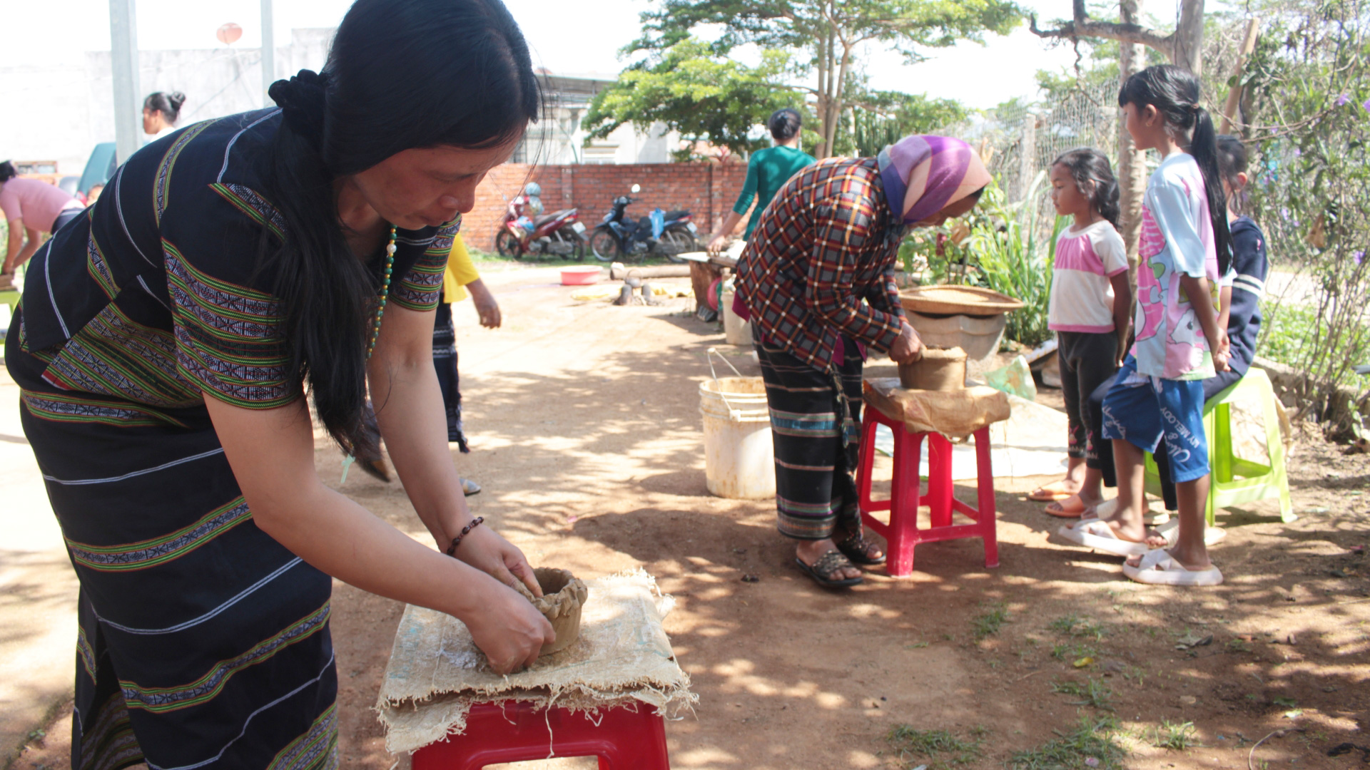 Khai mạc lớp truyền dạy nghề làm gốm dân tộc Churu