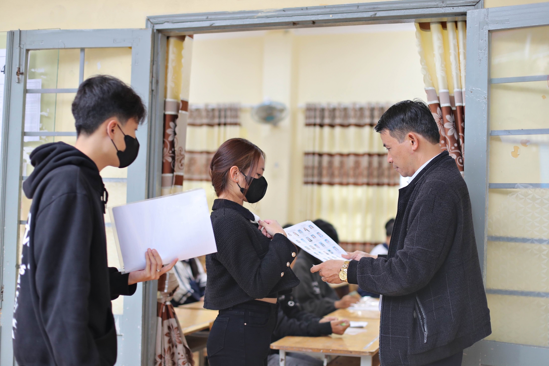Hàng ngàn thí sinh đội mưa đến làm thủ tục dự Kỳ thi tốt nghiệp THPT năm 2024