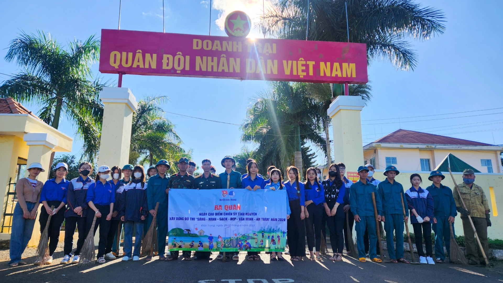 Hơn 80 cán bộ, chiến sĩ Trung đoàn Bộ binh 994 tham gia ngày cao điểm chiến sĩ tình nguyện