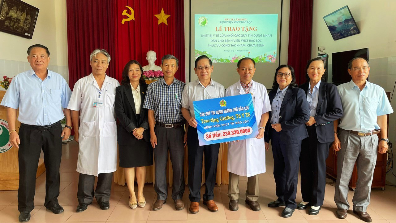 Tặng trang thiết bị y tế cho Bệnh viện Y học cổ truyền Bảo Lộc