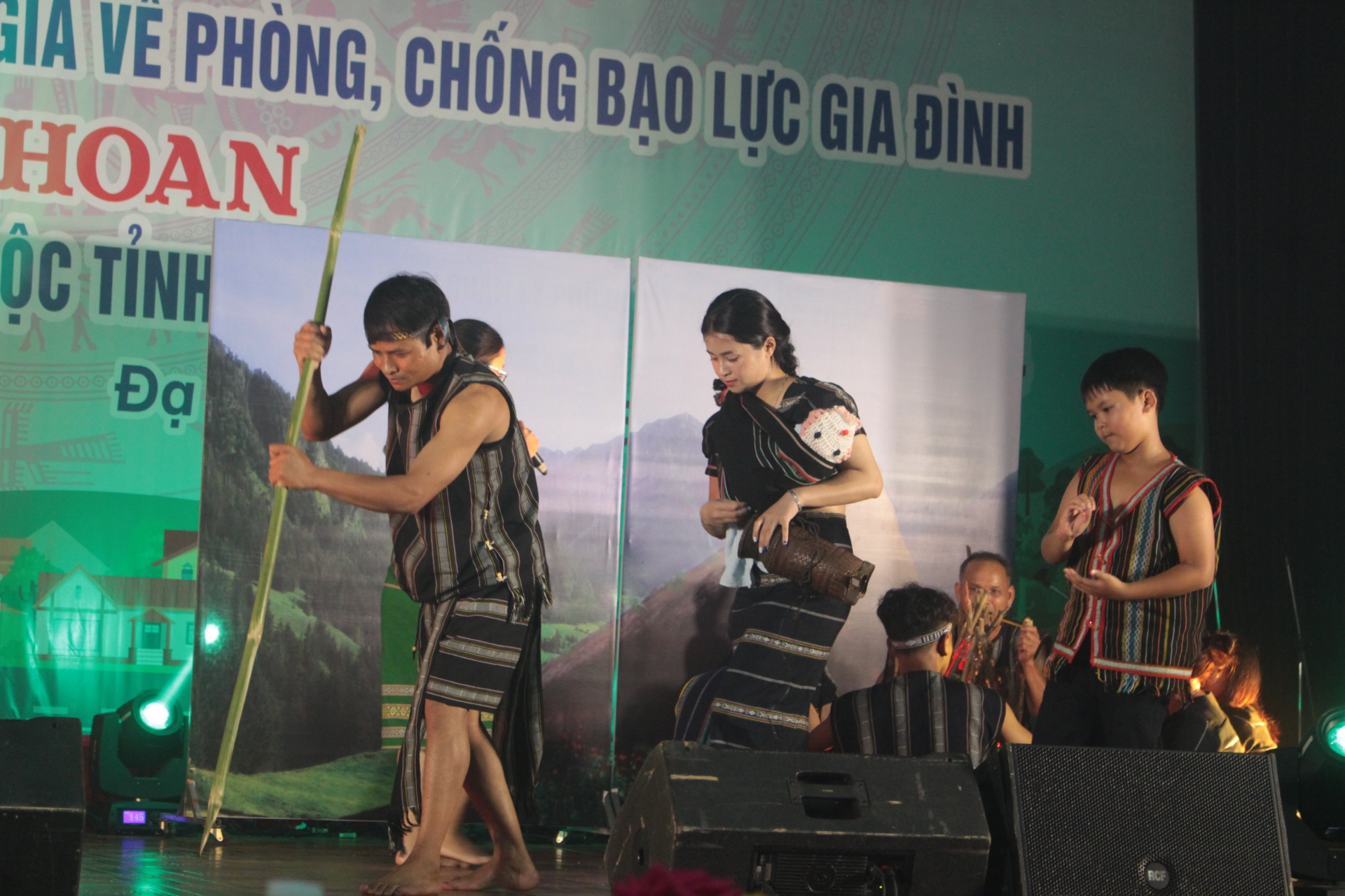 Hội thi hát dân ca và trình diễn trang phục dân tộc