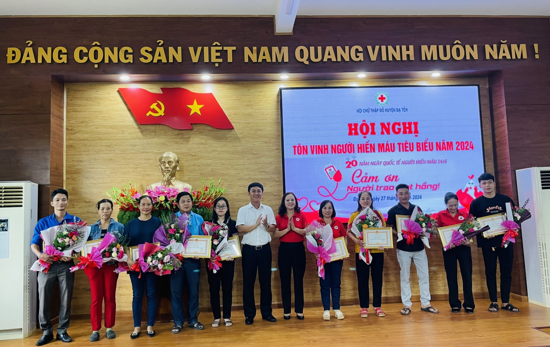 Đạ Tẻh: Tôn vinh 7 gia đình và 26 cá nhân có thành tích hiến máu tiêu biểu