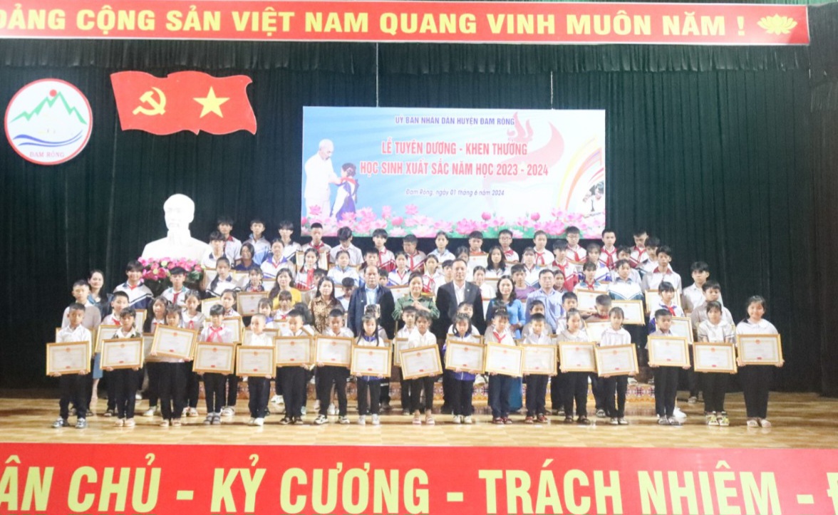 Đam Rông tuyên dương, khen thưởng học sinh xuất sắc