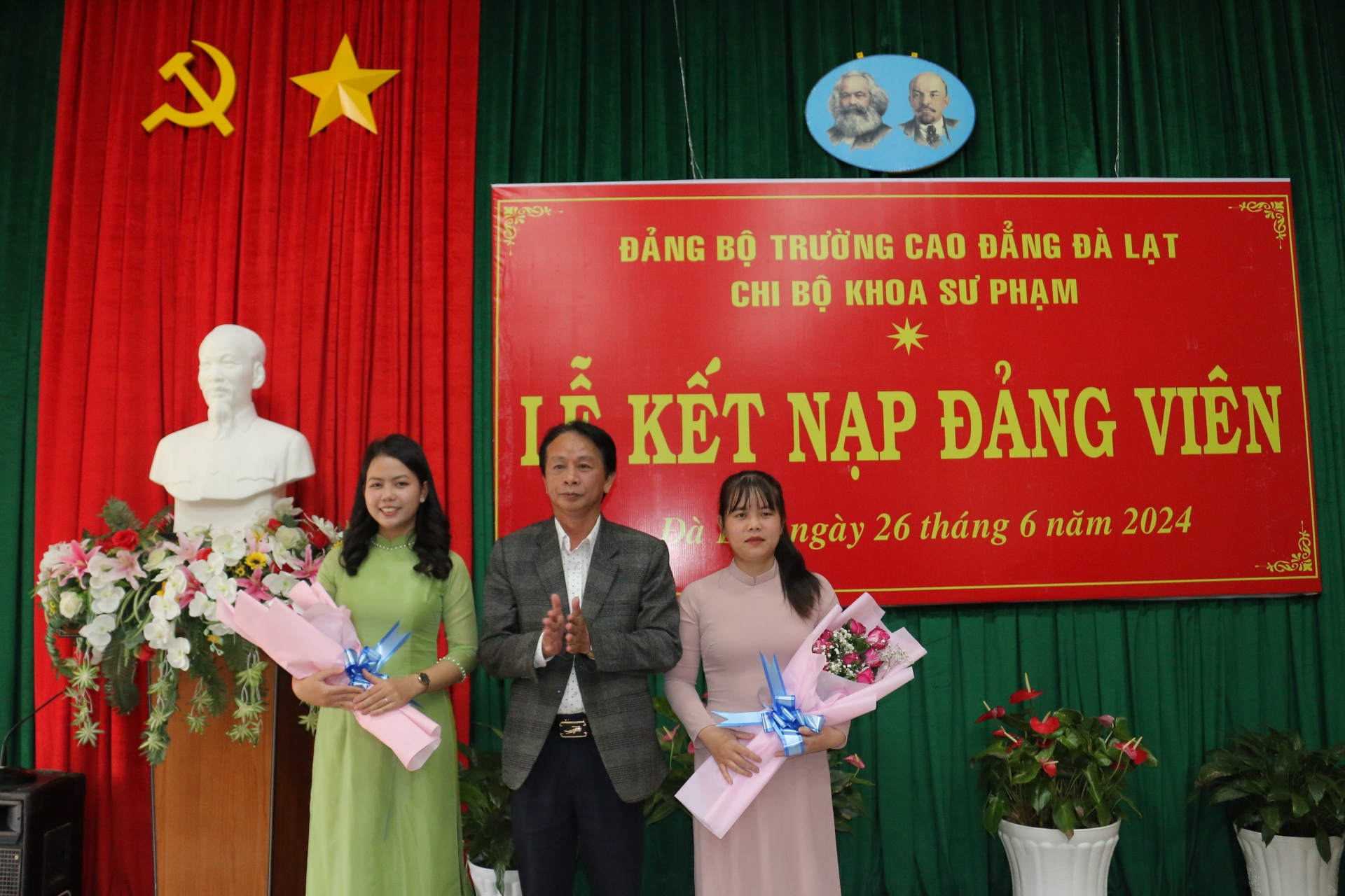 Đảng bộ Trường Cao đẳng Đà Lạt kết nạp đảng viên là sinh viên đầu tiên