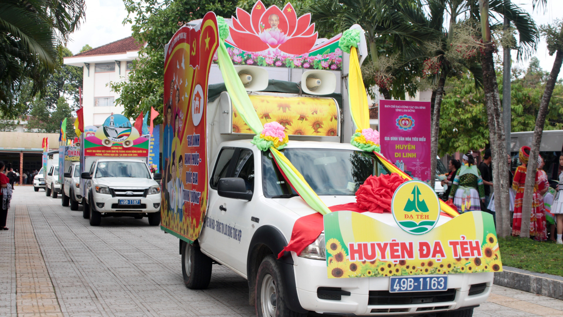 Diễu hành xe tuyên truyền cổ động phòng, chống bạo lực gia đình