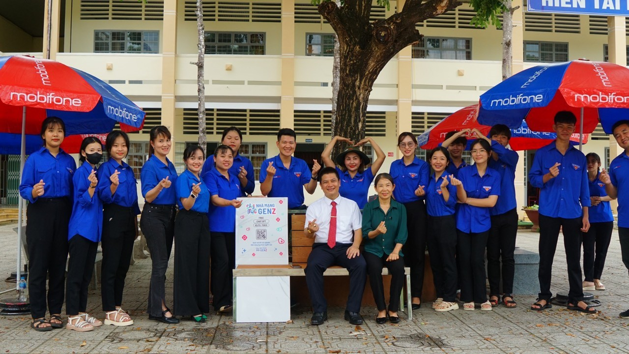 Saymee tặng ghế công viên gắn loa truyền thanh thông minh cho trường học