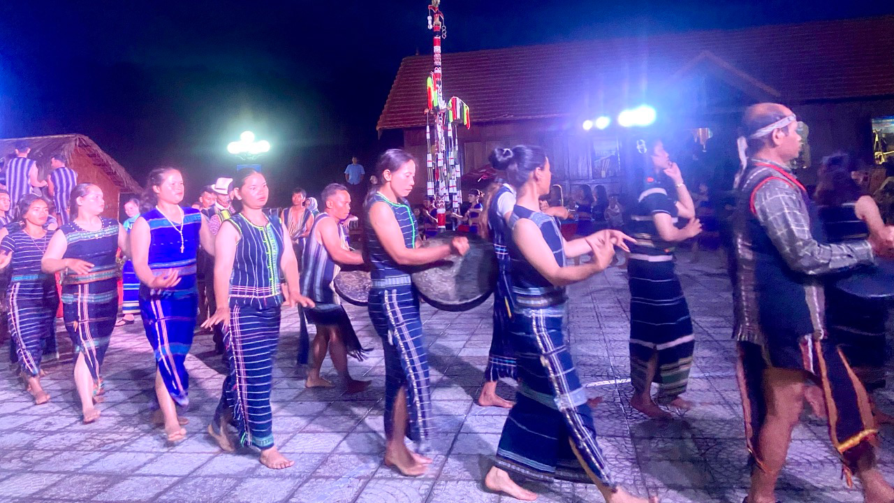 Bảo tồn và phát huy văn hóa cồng chiêng Tây Nguyên gắn với phát triển du lịch