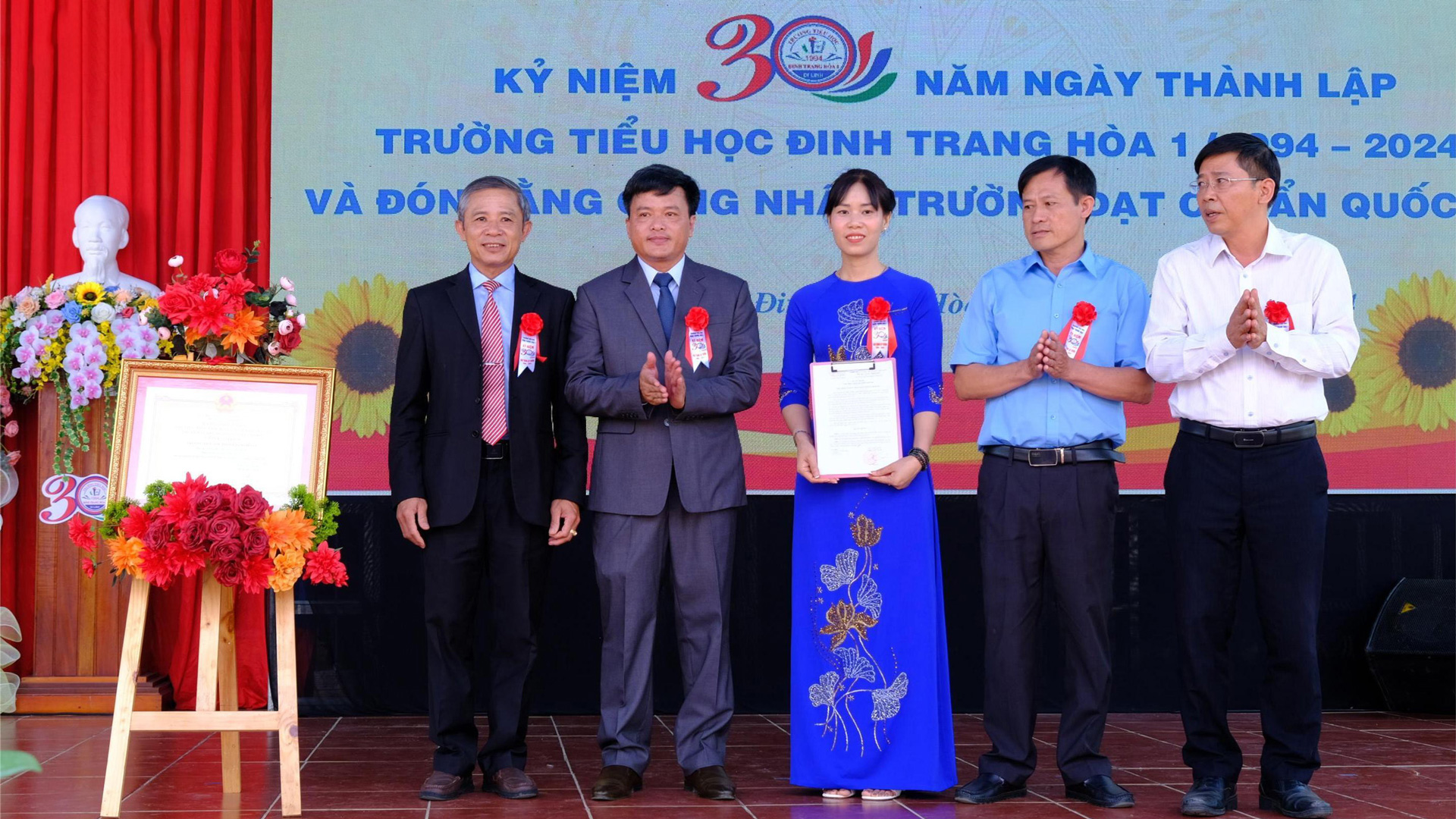 30 năm dựng xây trường đạt chuẩn quốc gia
