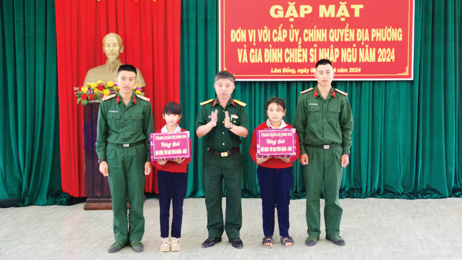 Thiết thực Mô hình “Hũ gạo tình quân - dân”