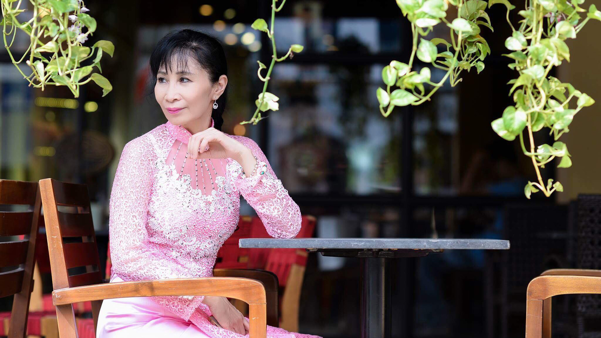 Nhà văn Hoài Hương: Tôi thích viết về đề tài gia đình, tình yêu thời chiến
