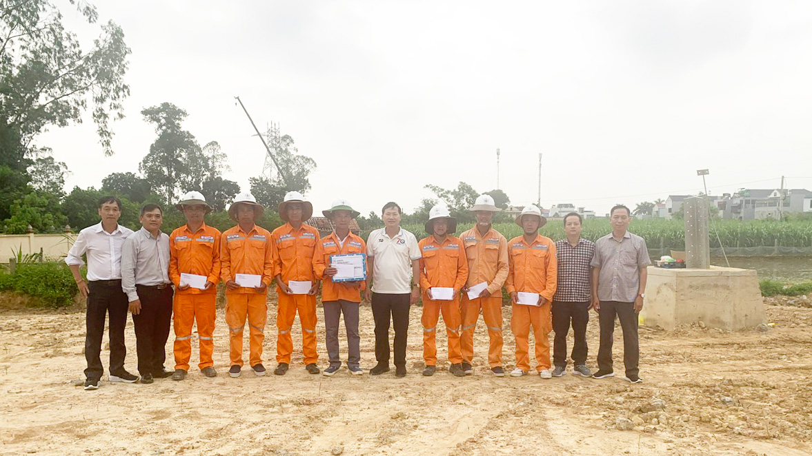 Lãnh đạo Công ty Điện lực Lâm Đồng thăm hỏi, động viên Đội xung kích thi công đường dây 500kV