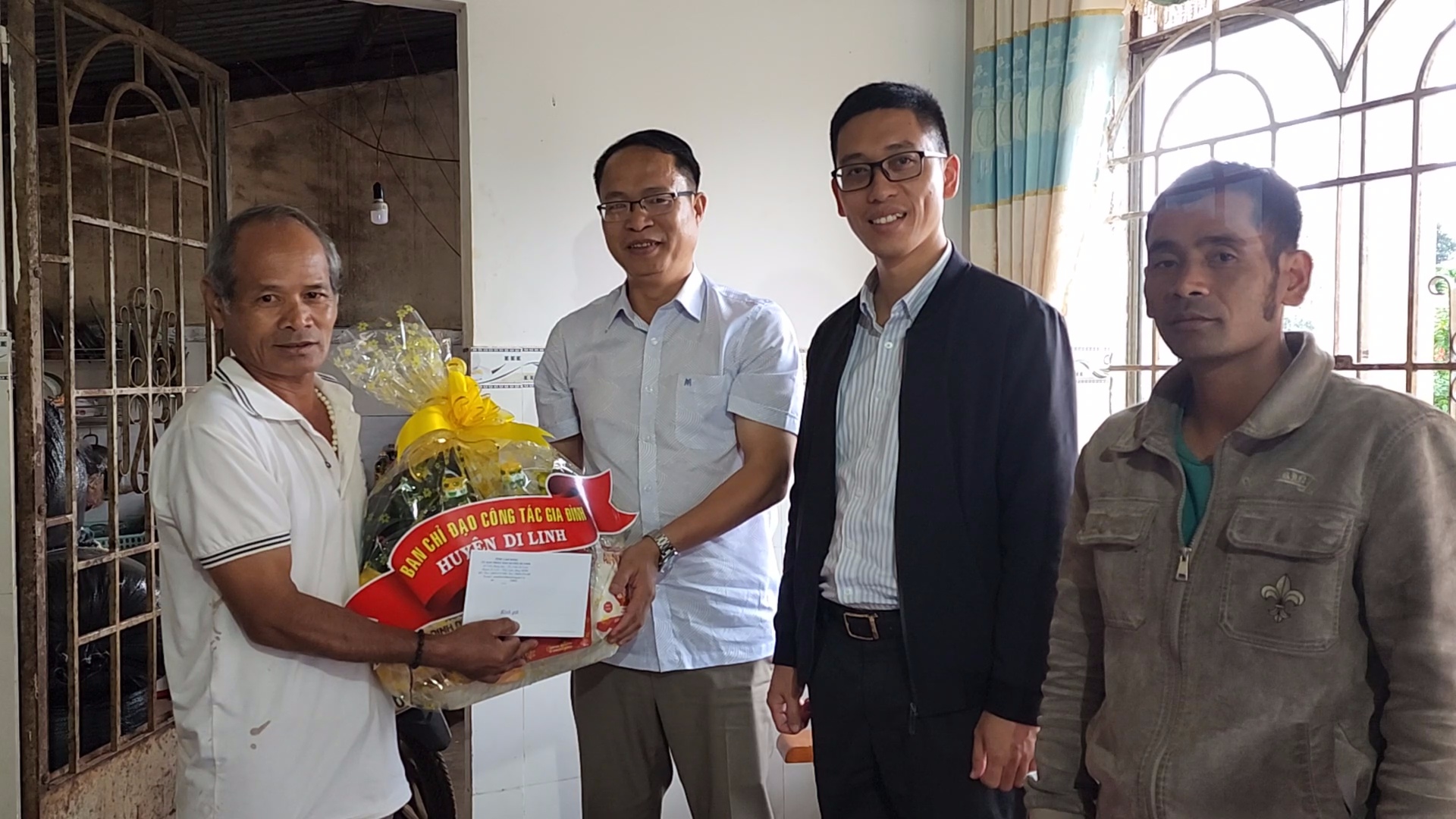 Di Linh: Thăm, tặng quà các gia đình văn hóa tiêu biểu