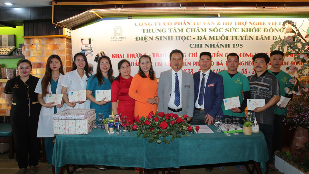 Khám và điều trị miễn phí cho người nghèo bằng công nghệ điện sinh học