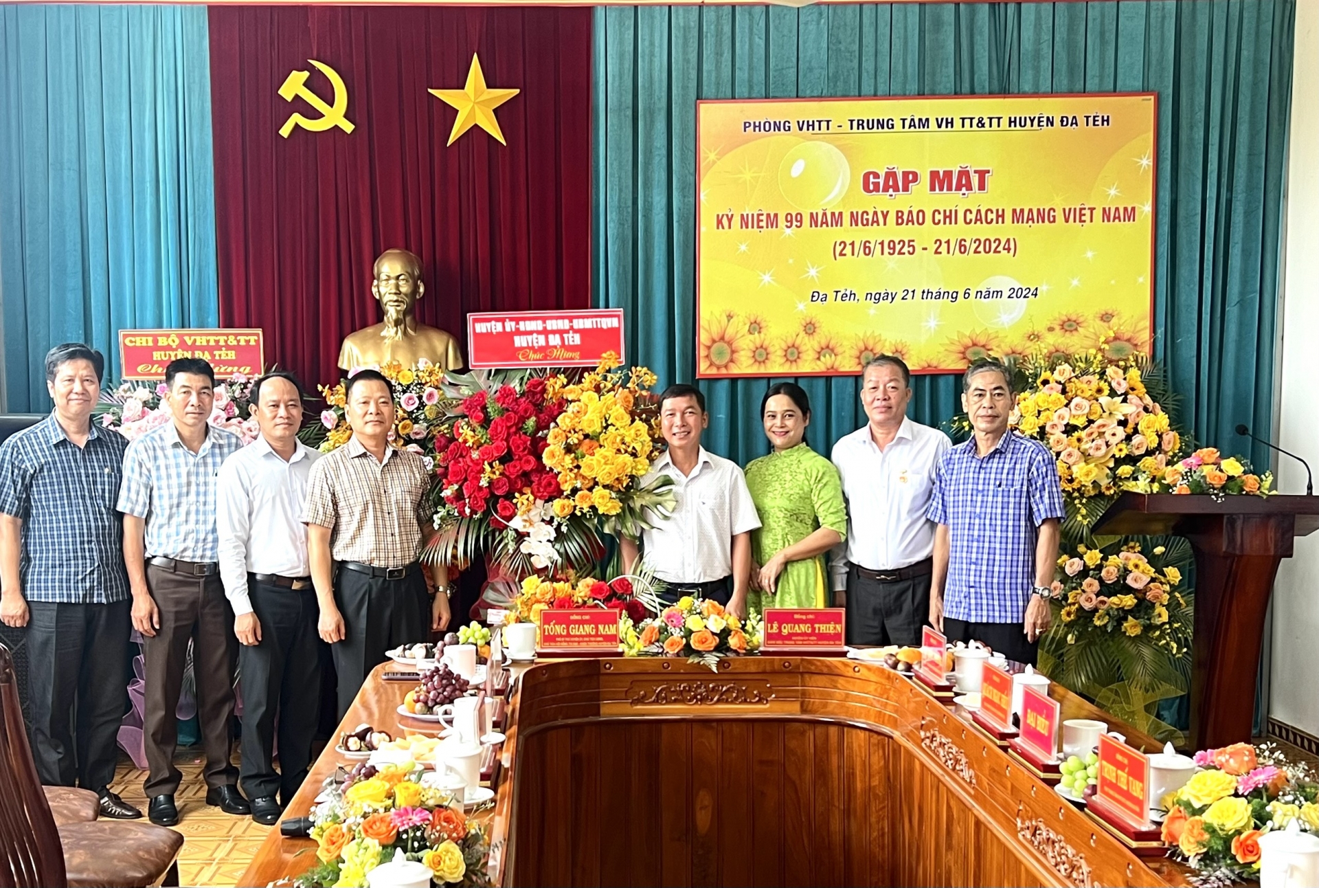 Lãnh đạo huyện Đạ Tẻh thăm, chúc mừng Trung tâm Văn hóa - Thông tin và Thể thao nhân ngày 21/6