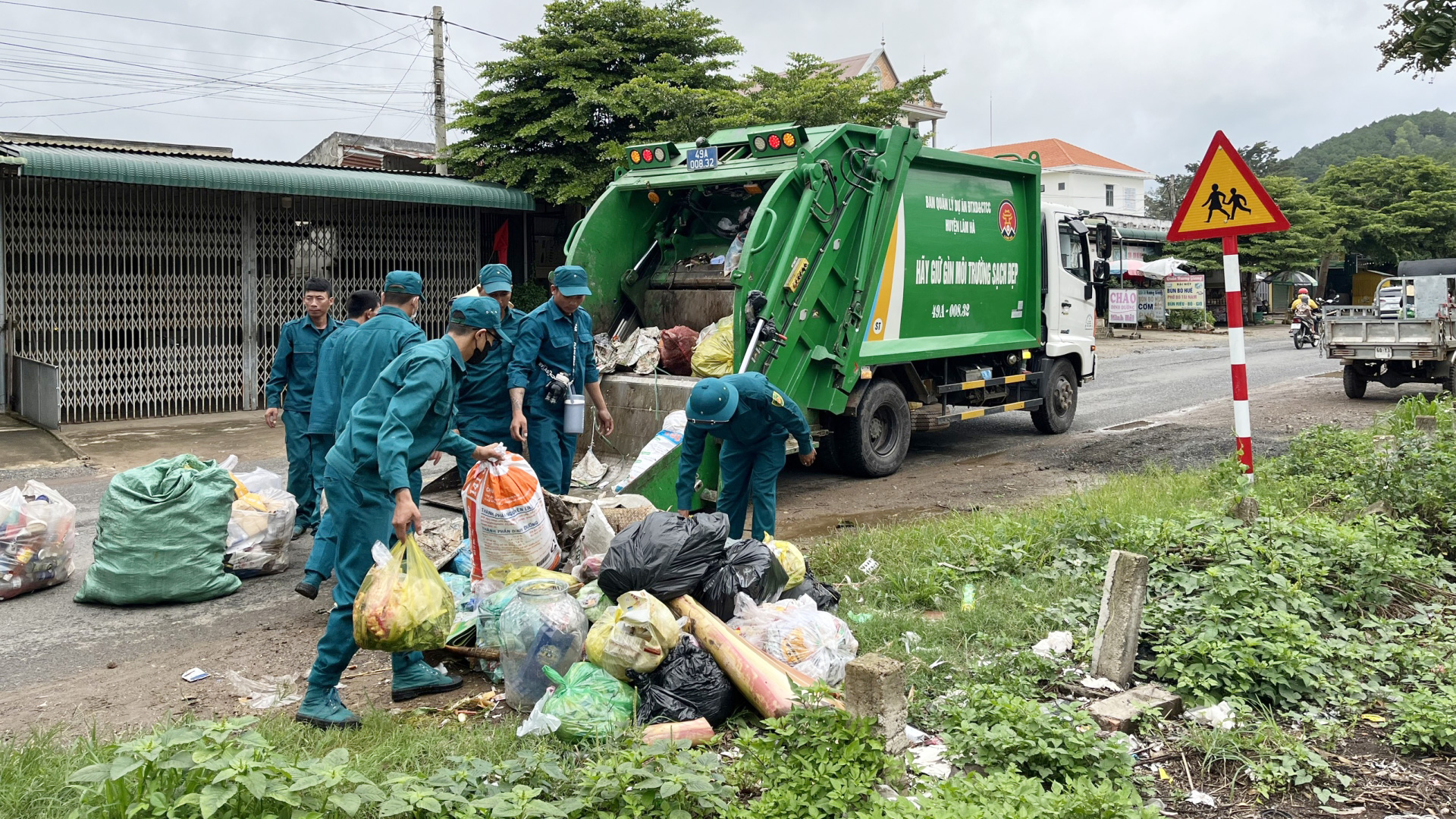 Lực lượng vũ trang huyện Lâm Hà ra quân Ngày Chủ nhật xanh vì cộng đồng