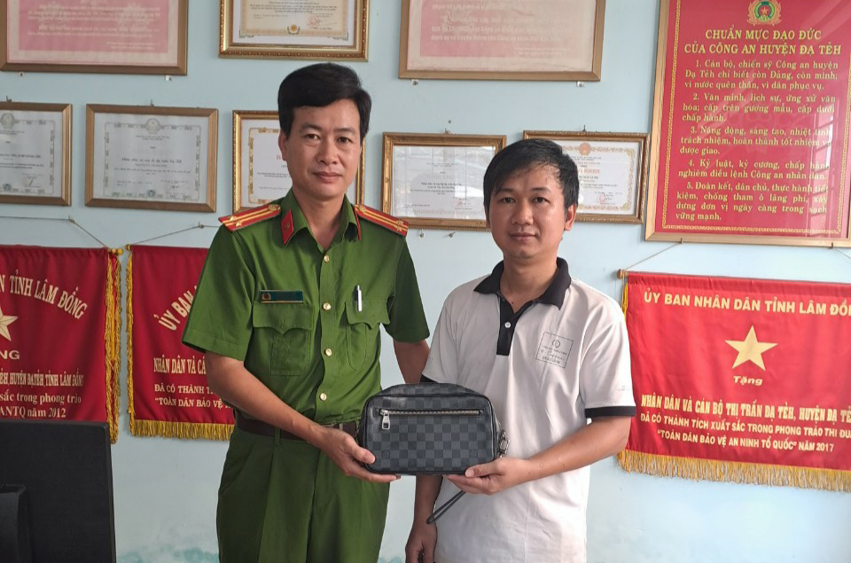 Chủ quán cà phê trả lại chiếc ví đựng 30 triệu đồng cho người đánh rơi