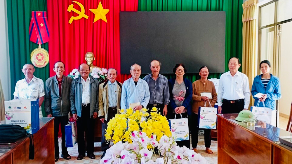 Thăm, tặng 100 suất quà cho người cao tuổi có hoàn cảnh khó khăn