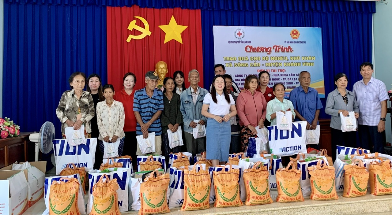 Trao tặng 65 phần quà đến người dân xã Sông Cầu