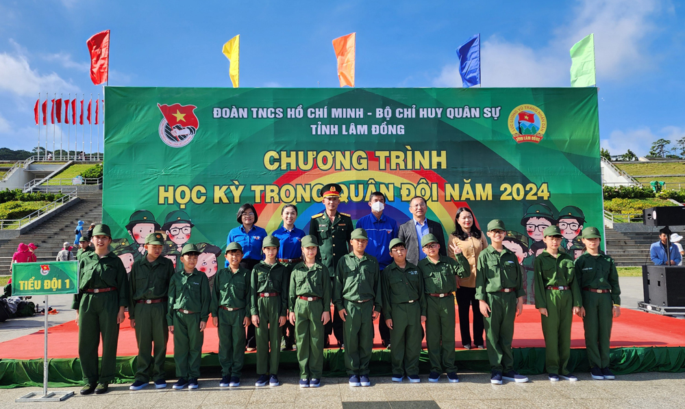 100 thiếu nhi tham gia Học kỳ trong quân đội