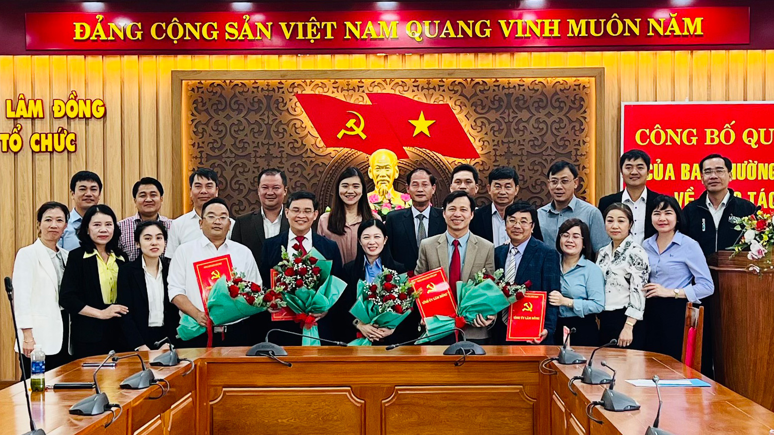 Xây dựng đội ngũ cán bộ các cấp đủ phẩm chất, năng lực và uy tín