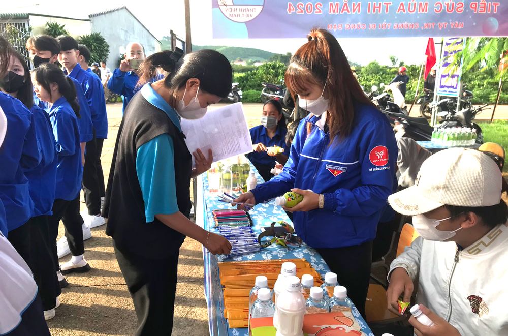 Tuổi trẻ Lâm Hà đồng hành cùng các sĩ tử