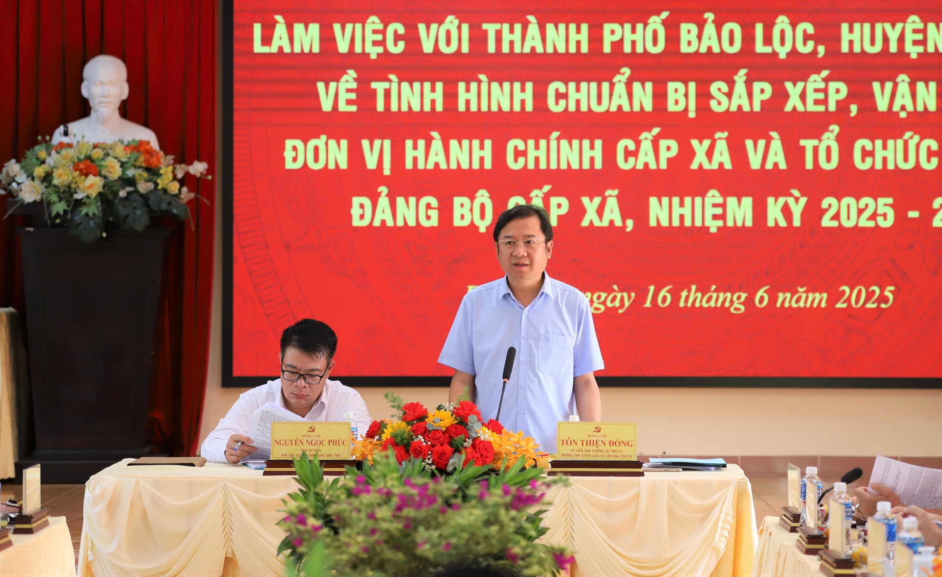 Đồng chí Tôn Thiện Đồng - Ủy viên Ban Thường vụ Tỉnh ủy, Trưởng Ban Tuyên giáo và Dân vận Tỉnh ủy Lâm Đồng quán triệt các nội dung tại buổi làm việc