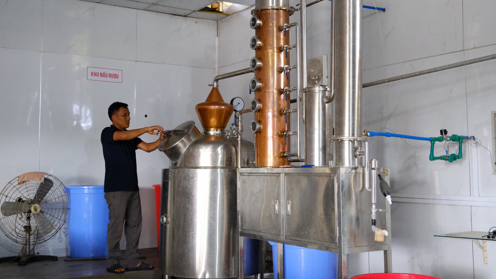Khi rượu quê bước vào chuỗi sản xuất hiện đại
