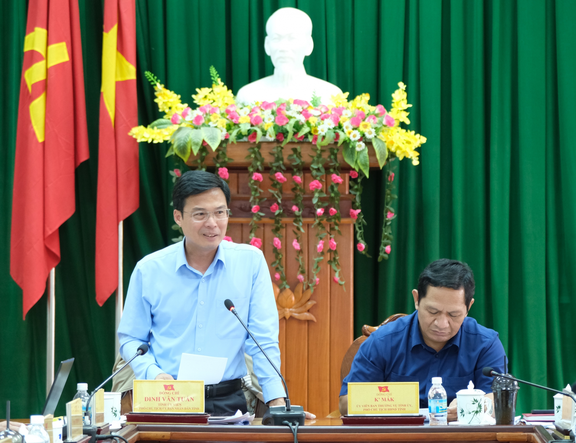 Đồng chí Đinh Văn Tuấn - Phó Chủ tịch UBND tỉnh phát biểu làm rõ các nội dung được huyện Di Linh đưa ra tại buổi làm việc
