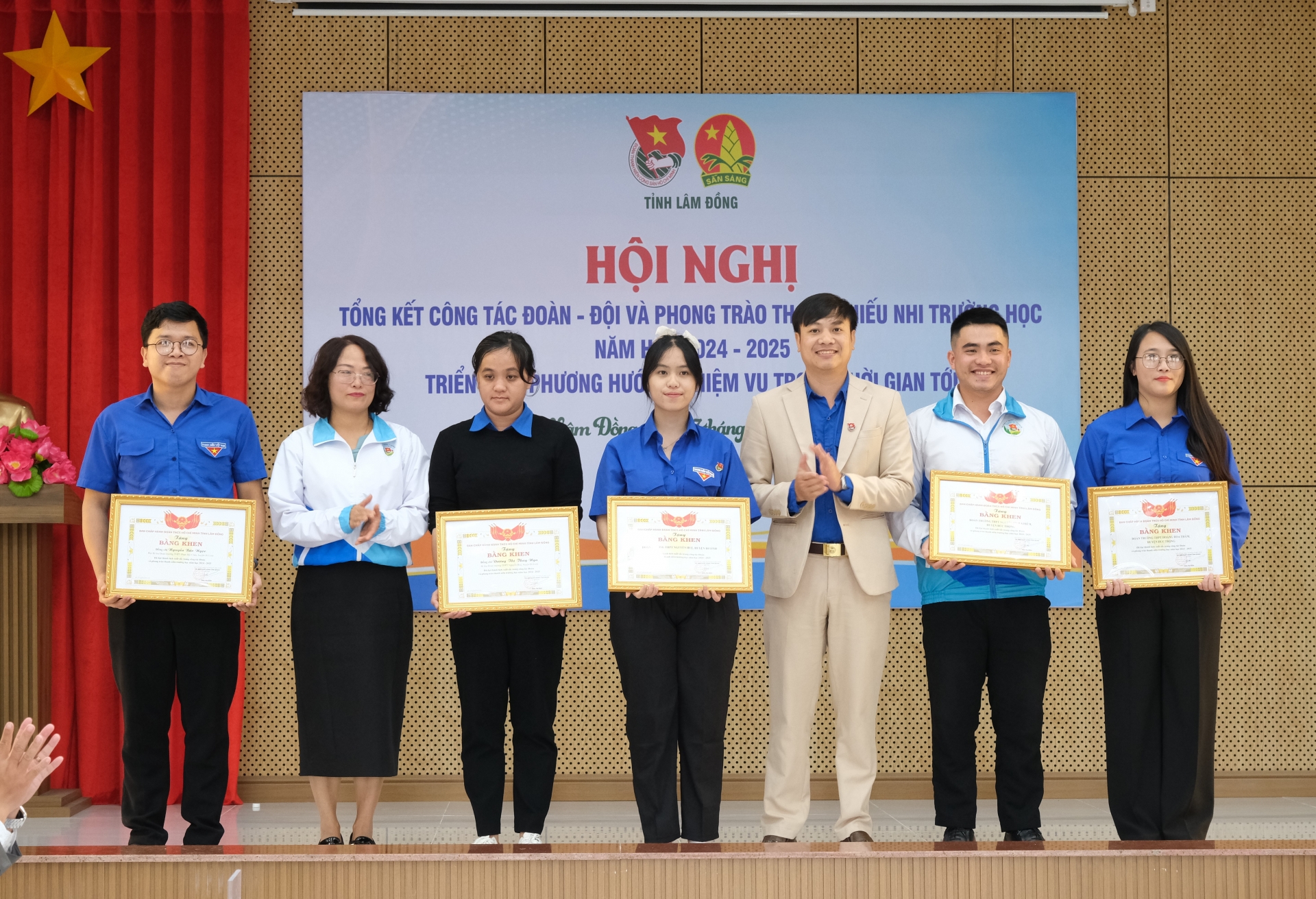 Bằng khen cho các tập thể, cá nhân đạt thành tích xuất sắc công tác Đoàn và phong trào thanh niên trường học khối trường THPT