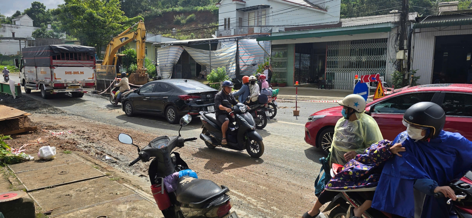 Trong quá trình thi công cống ngang tại ngã ba BLao Srê trên Quốc lộ 20, qua xã Đại Lào (TP Bảo Lộc) để xảy ra những tồn tại, bất cấp khiến giao thông bị ùn ứ, ách tắc