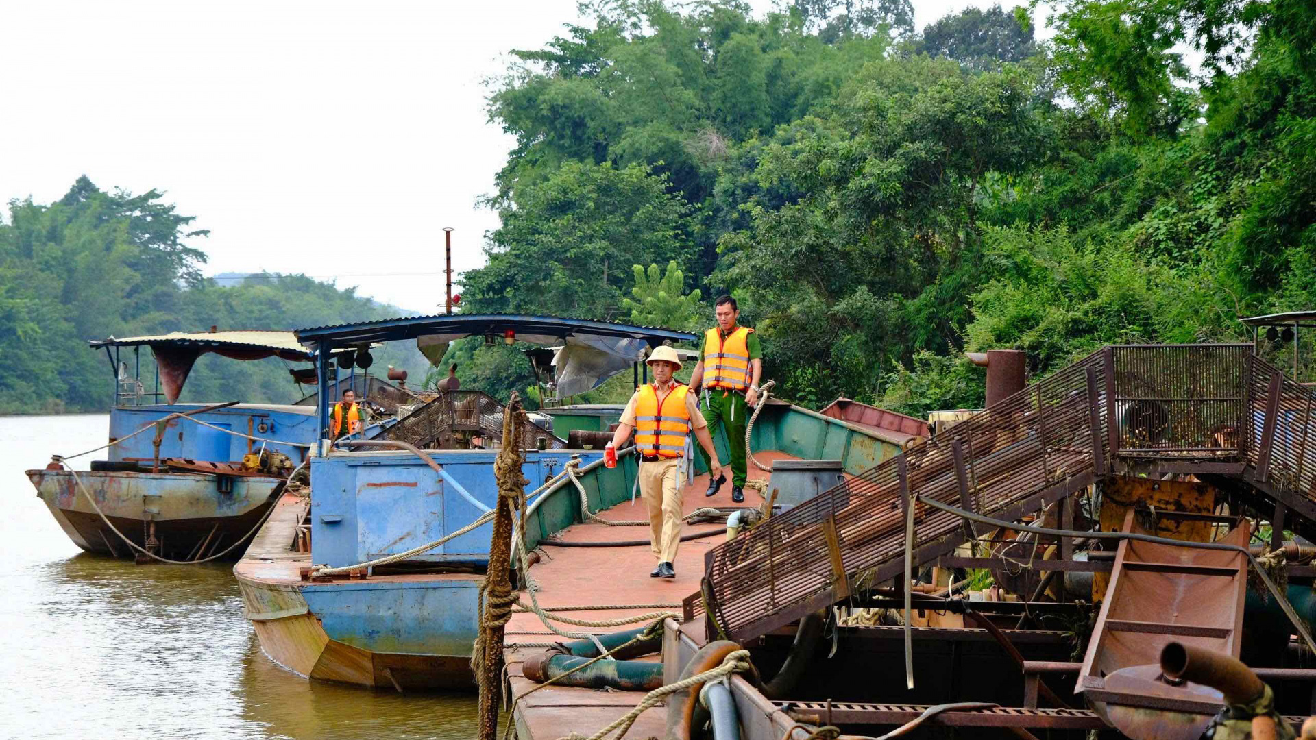 Kiểm tra, phát hiện 27 tàu hút cát vắng chủ trên sông Đồng Nai