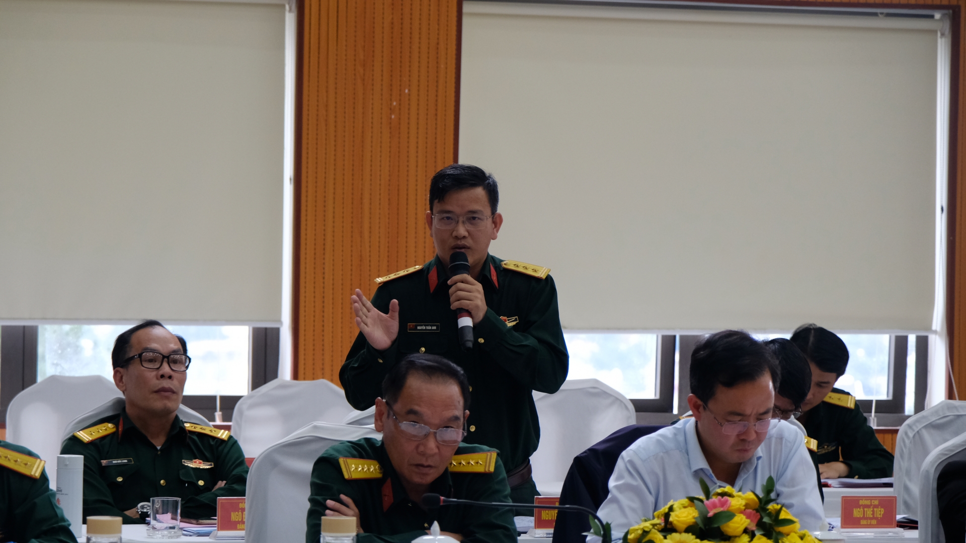 Thành viên Ban Thường vụ Đảng uỷ Quân sự tỉnh giải đáp một số vấn đề các địa phương đặt ra