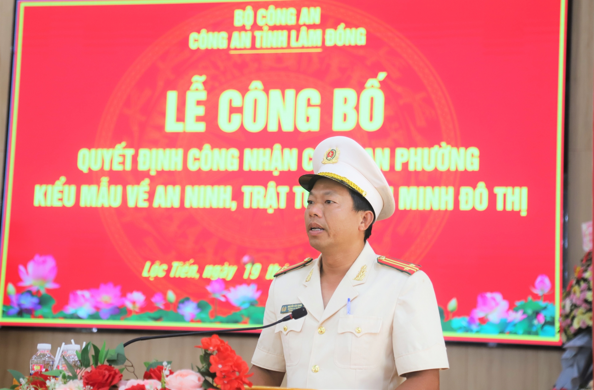 Trung tá Nguyễn Văn Giang - Trưởng Công an phường Lộc Tiến báo cáo tại buổi lễ
