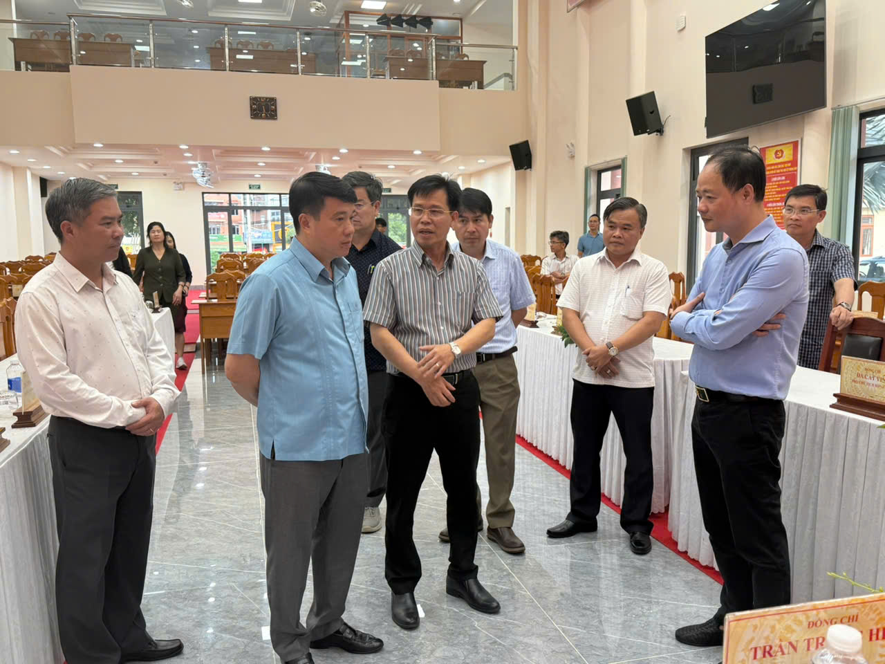 Đồng chí Trần Trung Hiếu - Bí thư Huyện ủy Đức Trọng, báo cáo với đoàn công tác về công tác chuẩn bị cho việc vận hành xã mới