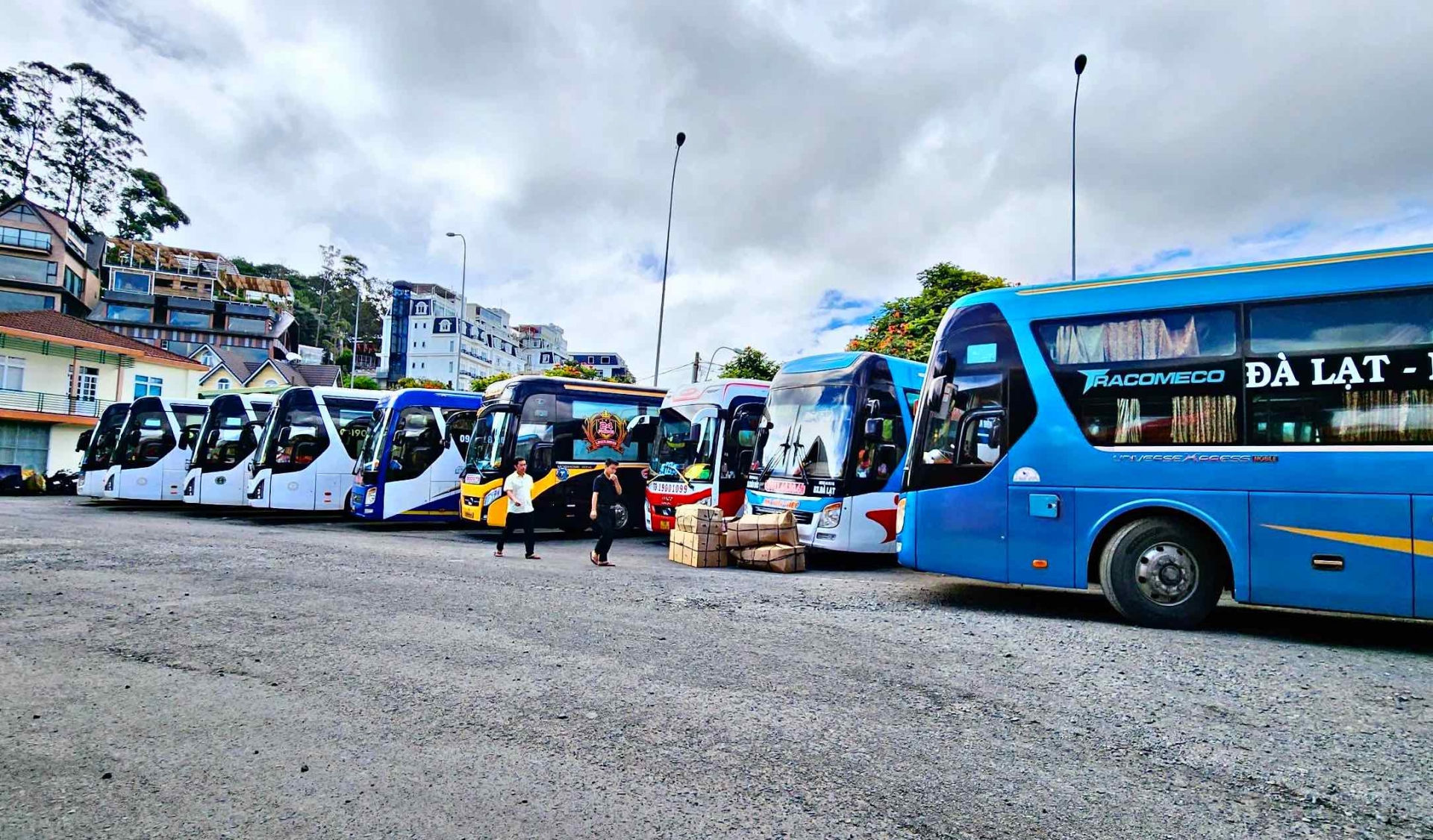 Giá thuê phương tiện 45 chỗ ngồi theo hình thực hợp đồng đi từ Đà Lạt đến Đắk Nông, Bình Thuận khoảng là 7.500.000 đồng/lượt. Ảnh minh hoạ