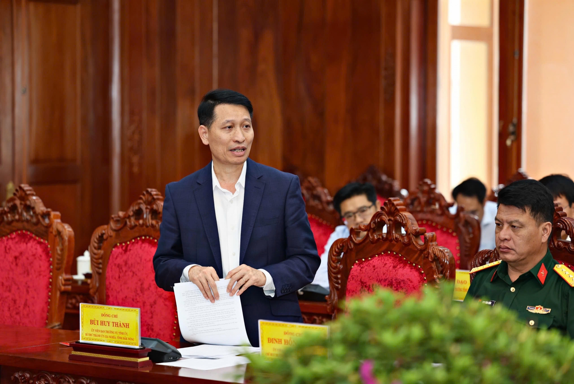 Đồng chí Bùi Huy Thành – Uỷ viên Ban Thường vụ, Bí thư Thành uỷ Gia Nghĩa, tỉnh Đắk Nông góp ý tại Hội nghị