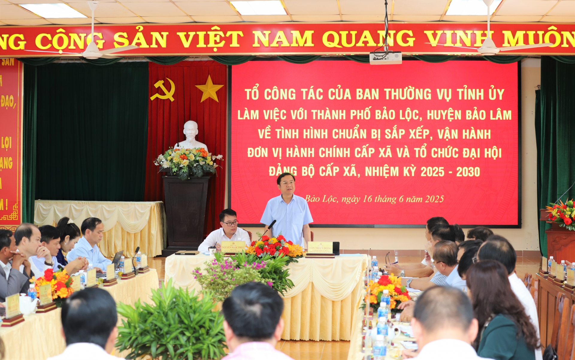 Quang cảnh buổi làm việc