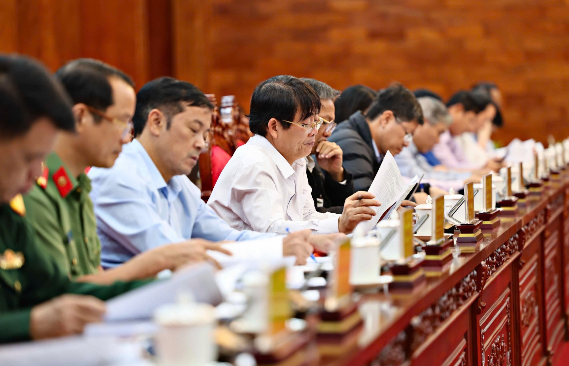 Các đại biểu nghiên cứu dự thảo Văn kiện trình Đại hội đại biểu Đảng bộ tỉnh Lâm Đồng (Mới)