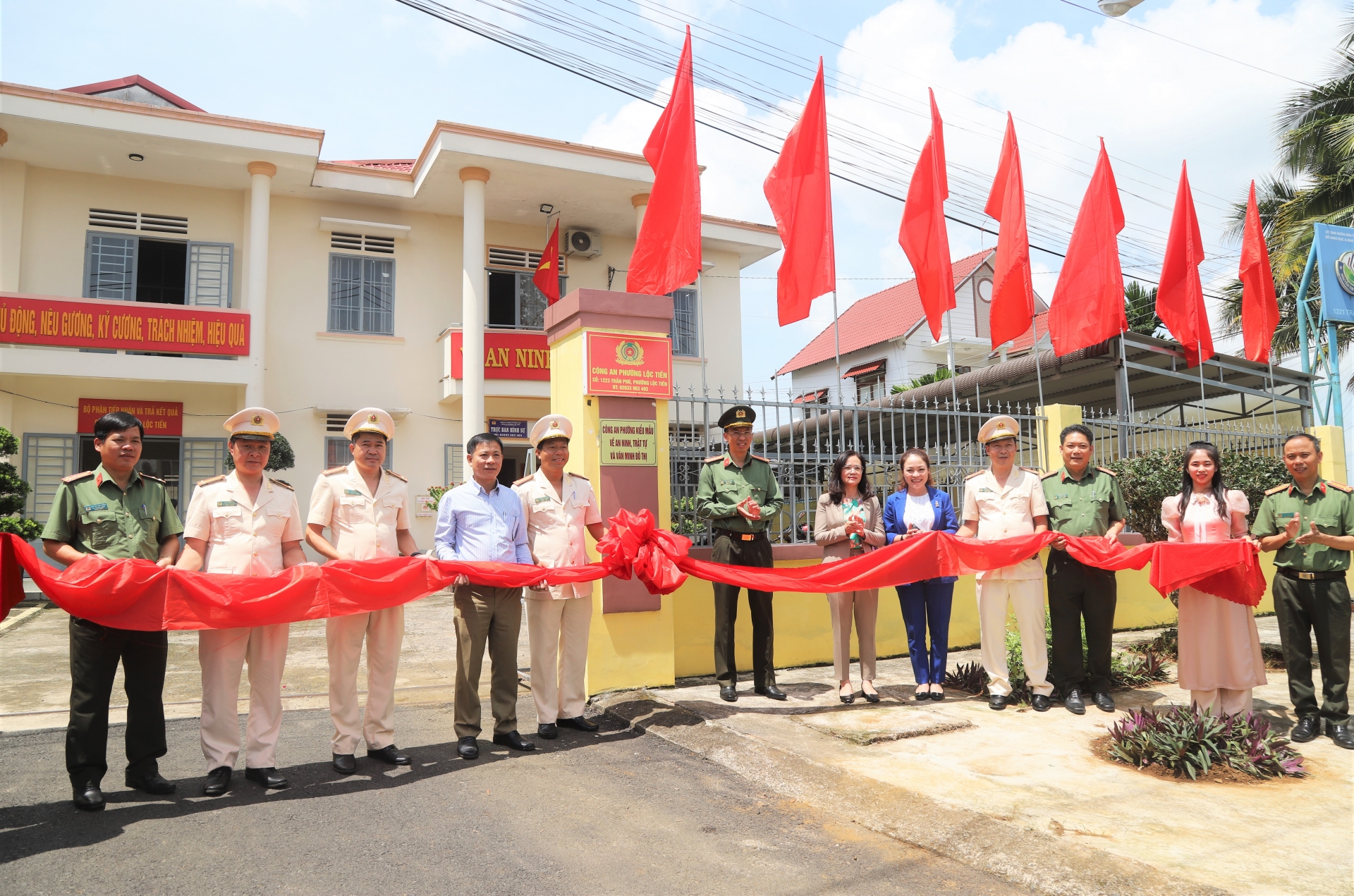 Thượng tá Phạm Thanh Hùng -  Phó Giám đốc tỉnh, cùng các đại biểu tại lễ gắn biển “Công an phường kiểu mẫu về an ninh trật tự và văn minh đô thị” Công an phường  Lộc Tiến