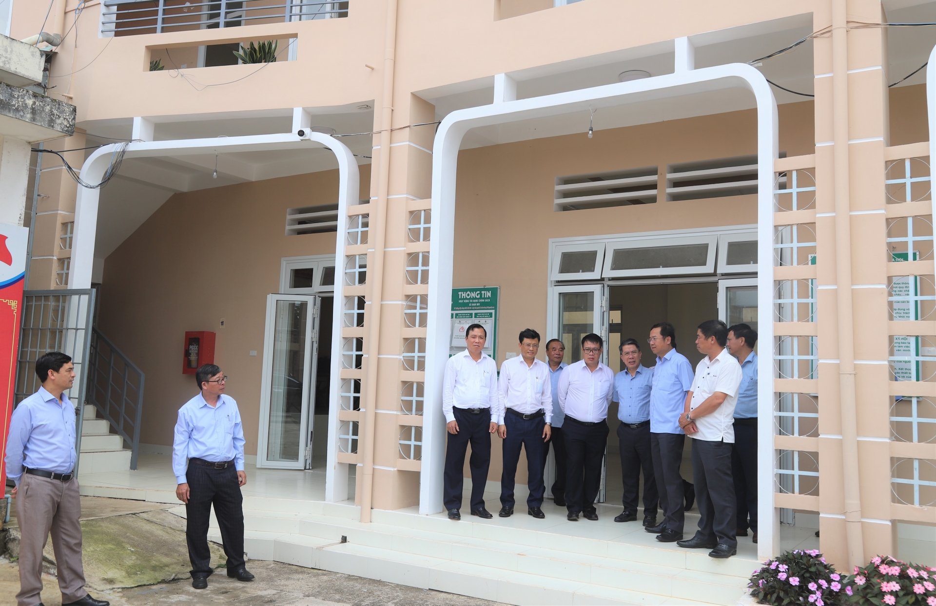 Đồng chí Tôn Thiện Đồng và đồng chí Nguyễn Ngọc Phúc kiểm tra thực tế tại trụ sở UBND xã Đam Bri